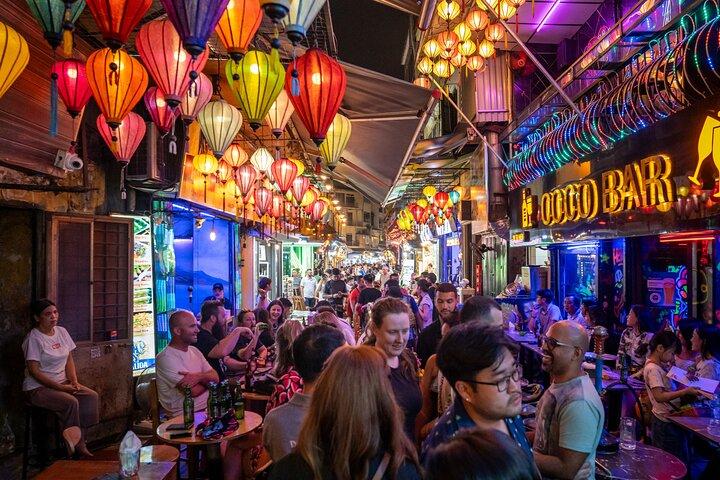 Hanoi Evening Street Food Guided Tour com um verdadeiro Foodie