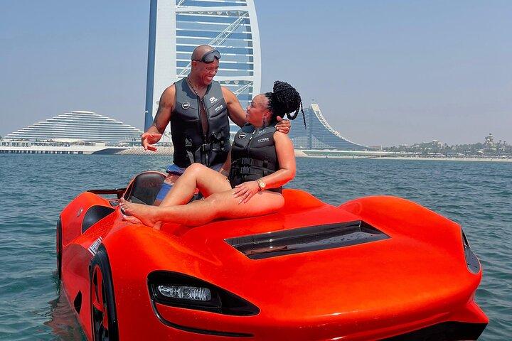 Jet Car Ride Dubai - Das ultimative Speed Duo mit Transfermöglichkeit