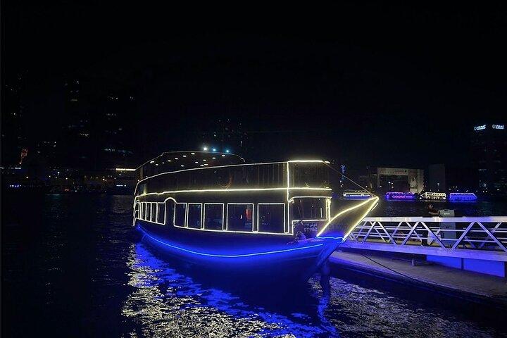 Crucero por Dubai Creek Dhow con cena buffet y espectáculo en vivo