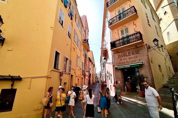 Rundgang durch die Altstadt von Menton, Frankreich