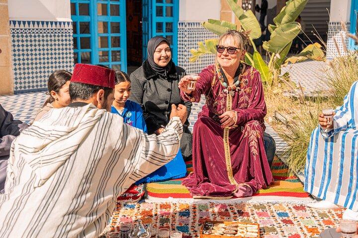 Workshop för mattvävning med kvinnliga hantverkare från Essaouira
