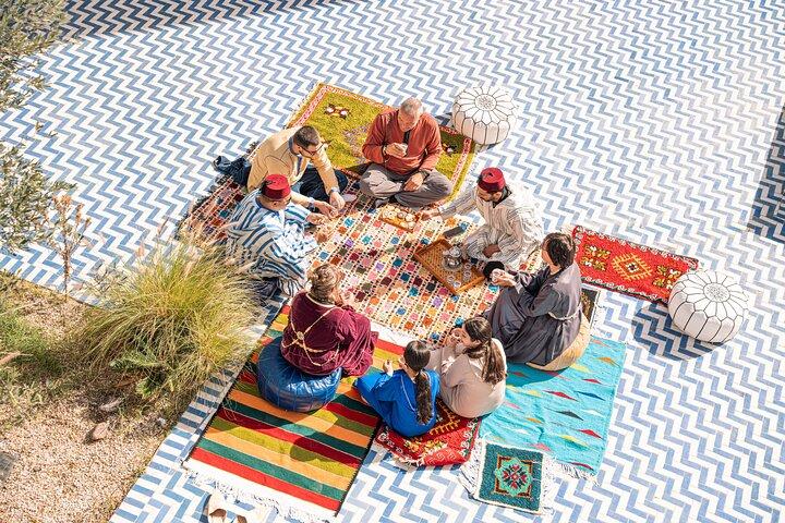 Workshop för mattvävning med kvinnliga hantverkare från Essaouira