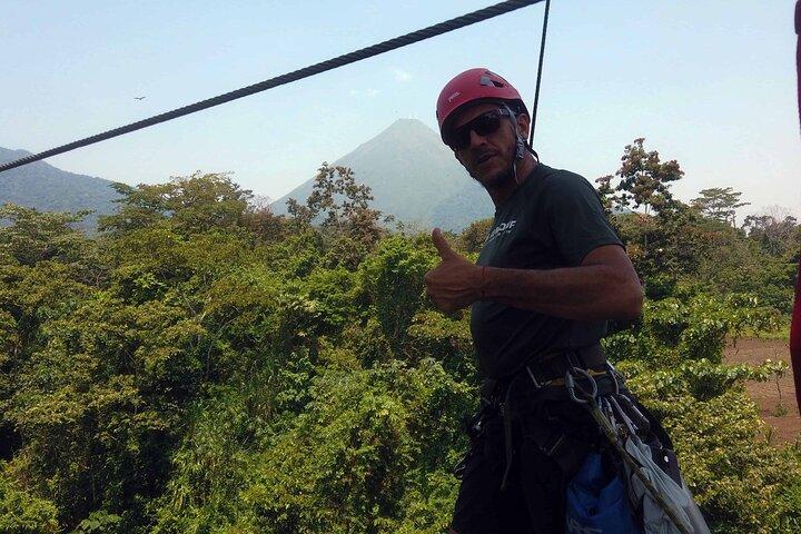 Zipline Tour i La Fortuna med udsigt over Arenal vulkanen