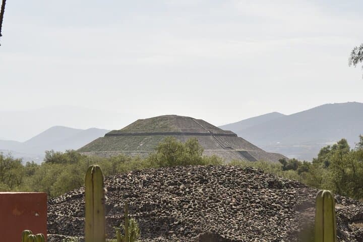 Pyramids of Teotihuacan VIP Tour + Iconic Restaurant La Gruta