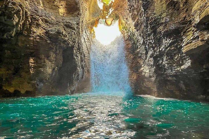 Spektakulärer Leona Wasserfall, Tübbing und heiße Quellen