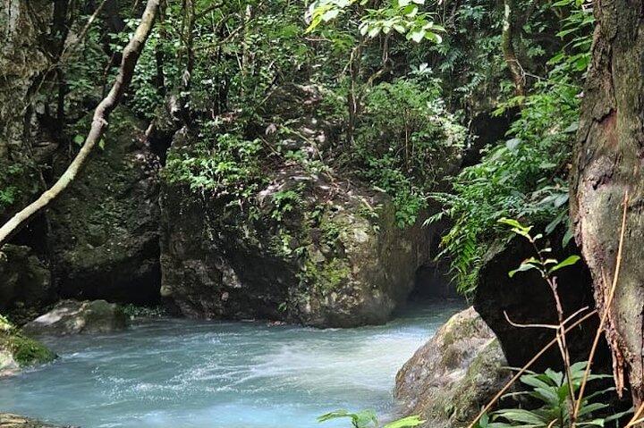Spektakulärer Leona Wasserfall, Tübbing und heiße Quellen