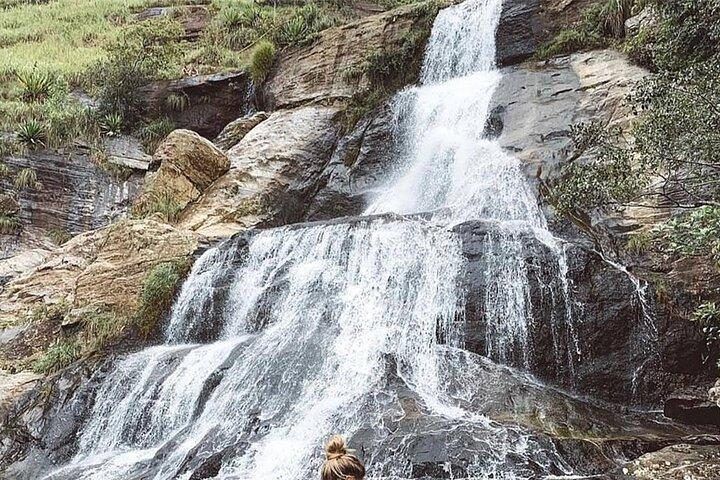 Visite de Ravana et des chutes de Diyaluma avec piscine naturelle et déjeuner local
