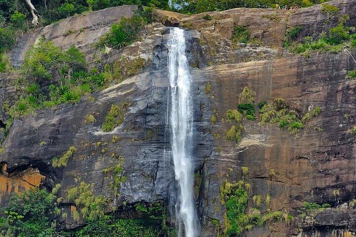 Visite de Ravana et des chutes de Diyaluma avec piscine naturelle et déjeuner local