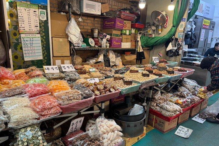 Tour di Seul Street Food al mercato di Mangwon con uno chef, Na Young