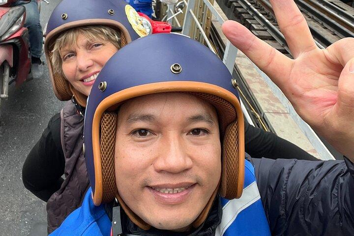 Tour in Vespa di mezza giornata: storia, divertimento e cibo di strada