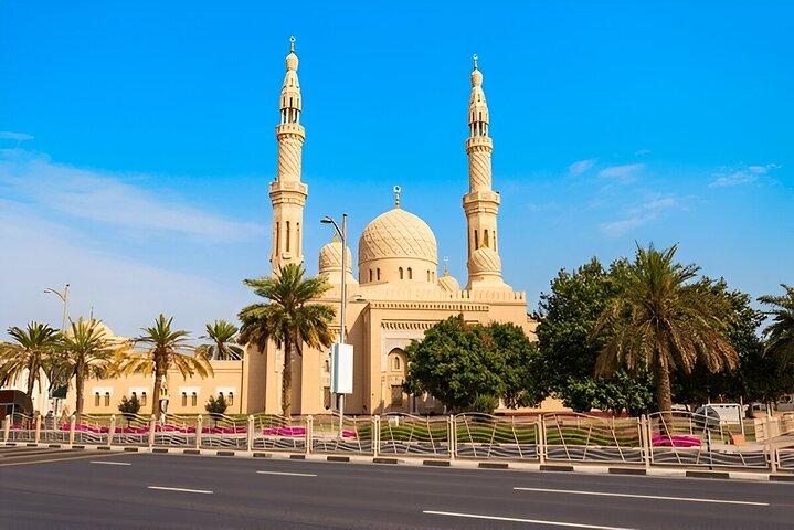 Heldagstur till Dubai City Tour med Global Village och Miracle Garden