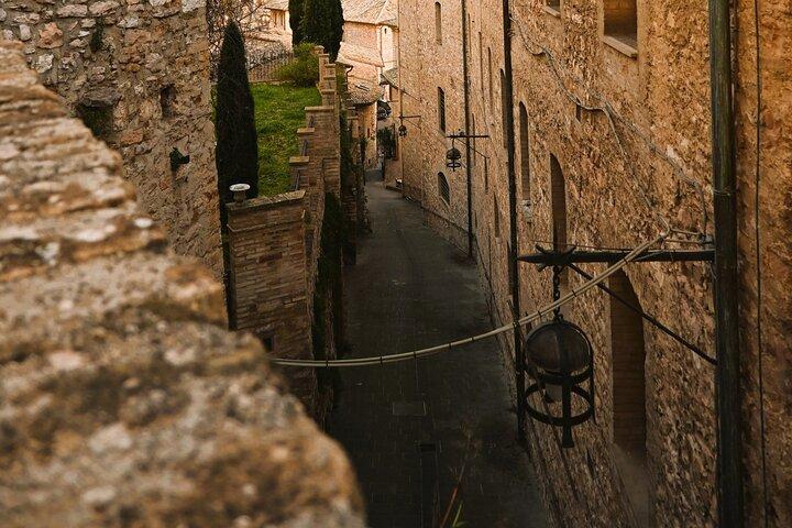 Unforgettable Assisi: Private or Group Photo Session with a Local