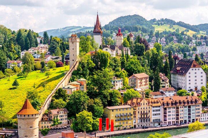 Excursion privée d'une journée de Bâle à Zurich et Lucerne avec un chauffeur local