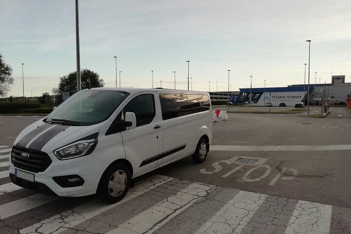 Transferência de grupo pequeno da cidade de Trieste para o aeroporto de Trieste