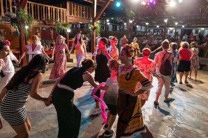 Bulgaars dorp Lokale avond en diner