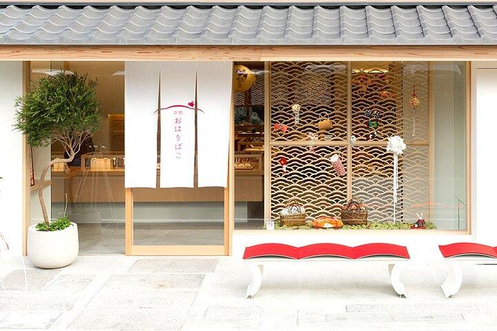 Kanzashi tradicional japonês fazendo experiência em Kyoto