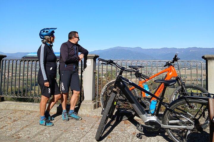 Tour in E-Bike a Montone con visita al Borgo medievale