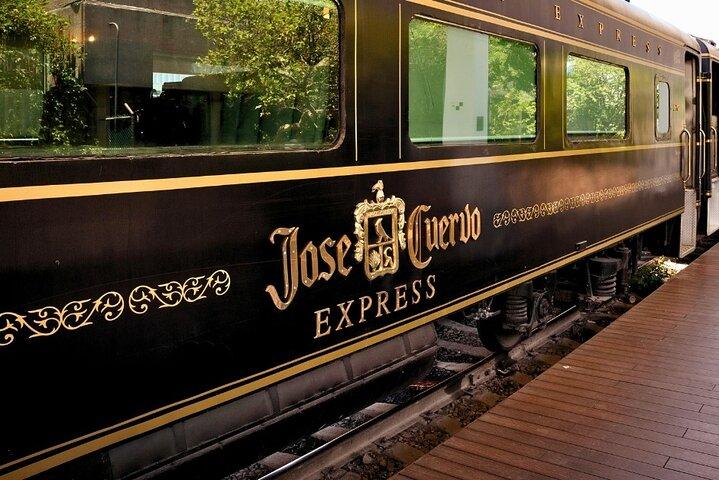 ホセ・クルヴォ・エクスプレス列車でグアダラハラからテキーラ・デイトリップ