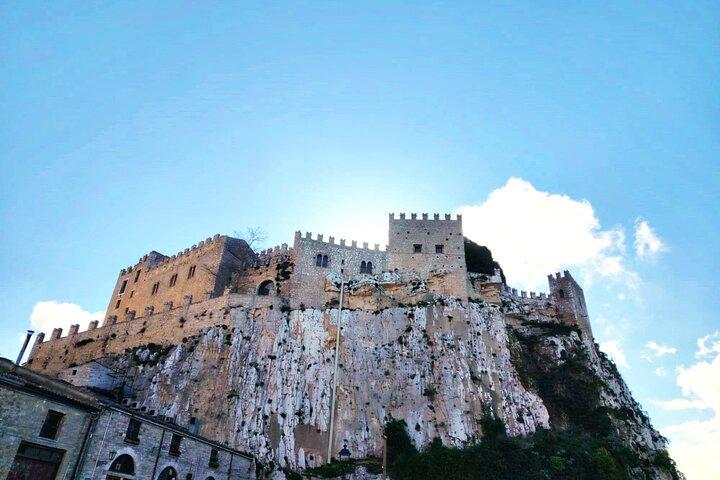 Palermo : Caccamo & Cefalùの中世の城。 小グループツアー