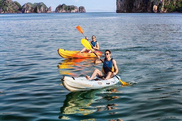 Excursion d'une journée à la baie d'Ha Long avec déjeuner, kayak, grotte explorer
