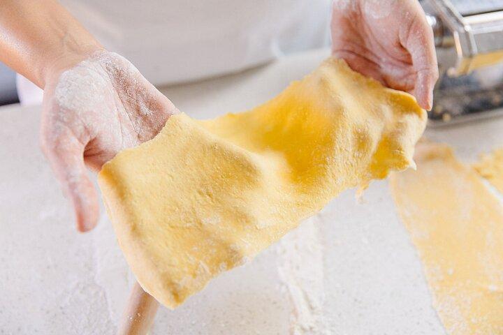 シャーロットの地元醸造所でパスタ作り料理教室