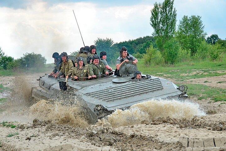 Experiência Militar Condução de Tanques e AK 47