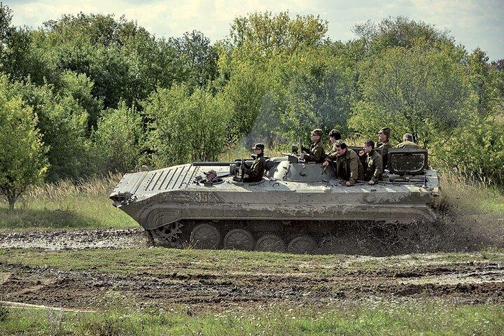 Experiência Militar Condução de Tanques e AK 47