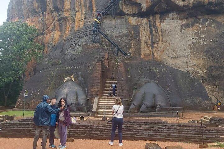 コロンボ・シギリヤとダンブッラ日帰り旅行とサファリから