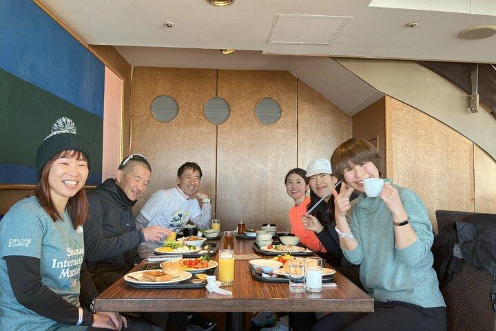 Recorrido matutino de carrera por Yokohama Carrera y desayuno Carrera matutina en Minato Mirai y Chinatown con un guía local
