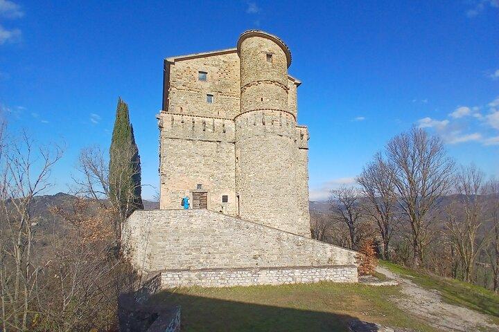 Tour in E-Bike a Montone con visita al Borgo medievale