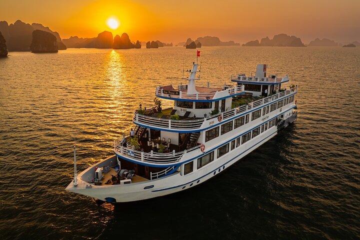 Bai Tu Long Luxury Cruises 2D / 1Nツアー：カヤック、自然のままの場所での水泳