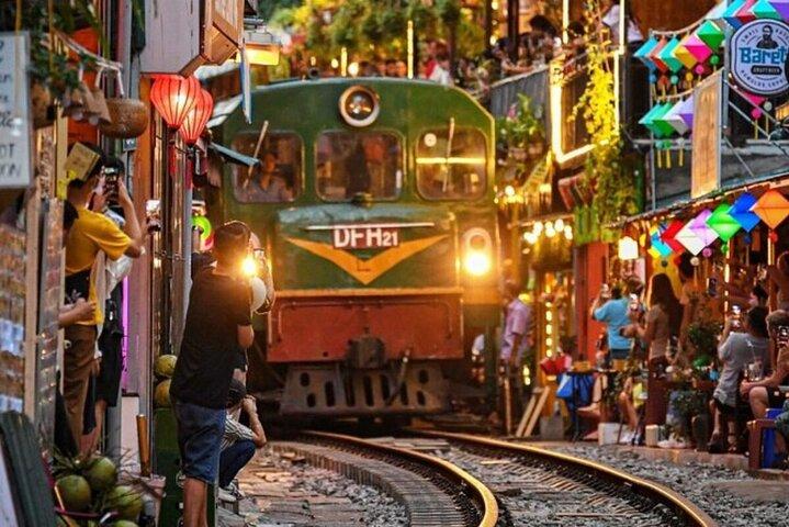 Hanoi: Walking food tour & Train Street visit small group