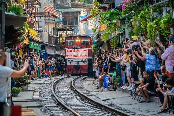 Hanoi: tour gastronomico a piedi e visita di Train Street per piccoli gruppi