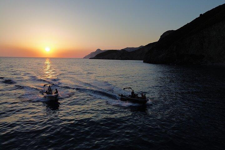 Cruzeiro de pôr-do-sol na Costa Paleokastritsa