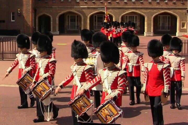 Troca de guarda e visita guiada ao Palácio de Buckingham
