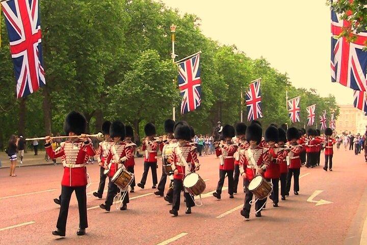 Troca de guarda e visita guiada ao Palácio de Buckingham