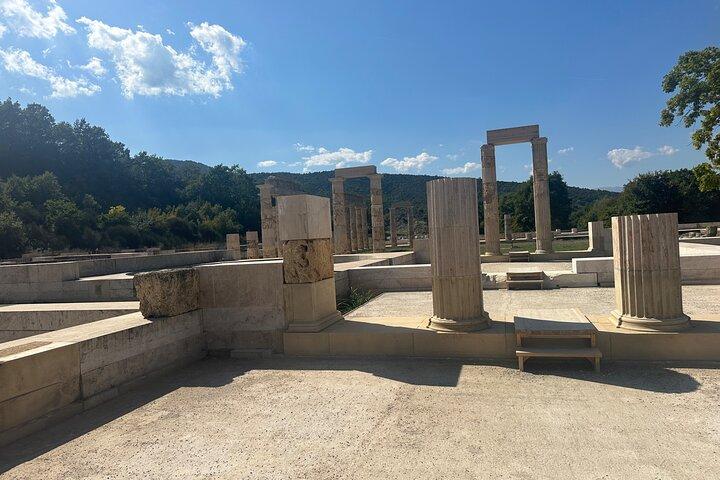 Vergina Royal Tombs & Palace Tour-ekspert guide med en BMW bil