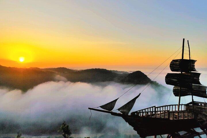 Yogyakarta: SUNRISE Above Cloud & Explore UNESCO Temples w/ GUIDE