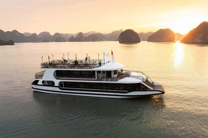 Crociera Deluxe Hanoi a Halong Bay con kayak e pranzo locale