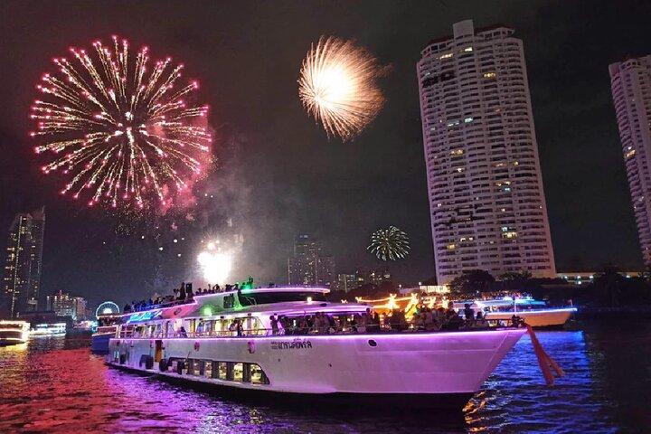 Grand Pearl Dinner Cruise ao longo do rio Chao Phraya com Pickup