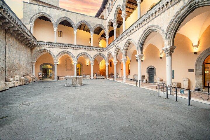 Vor den Römern Die etruskische UNESCO-Stätte von Tarquinia vom Hafen aus