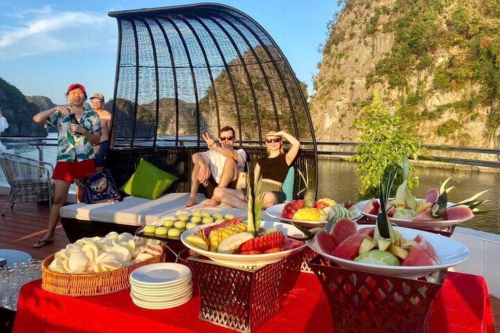 Cat Ba: Tramonto mozzafiato sulla baia di Lan Ha sulla crociera di lusso D'Charme