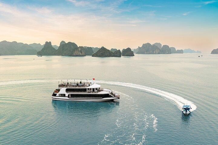 Gita di un giorno a Halong Bay da Hanoi: Crociera Deluxe, pranzo e kayak