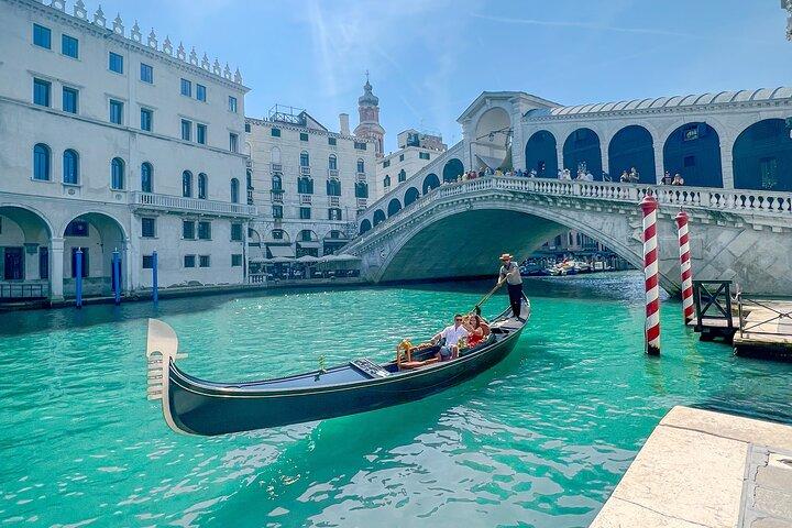 Excursão particular: Passeio de gôndola por Veneza com serenata