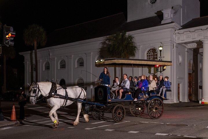 Tour nocturno de caballos y carruajes encantados de Charleston