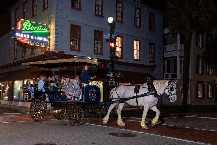 Tour nocturno de caballos y carruajes encantados de Charleston