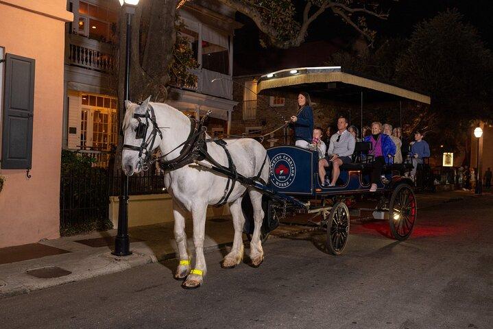 Tour nocturno de caballos y carruajes encantados de Charleston