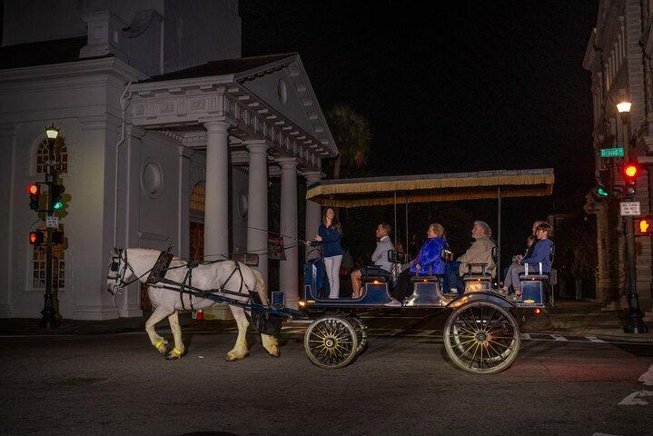 Tour nocturno de caballos y carruajes encantados de Charleston