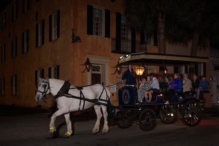 Tour nocturno de caballos y carruajes encantados de Charleston