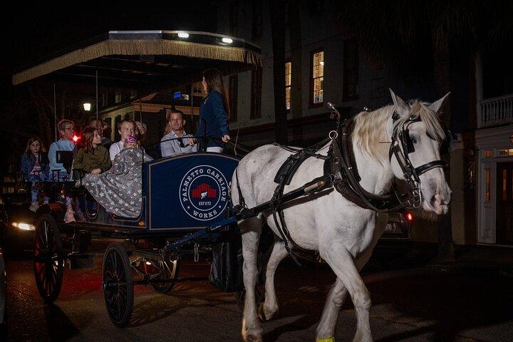 Tour nocturno de caballos y carruajes encantados de Charleston